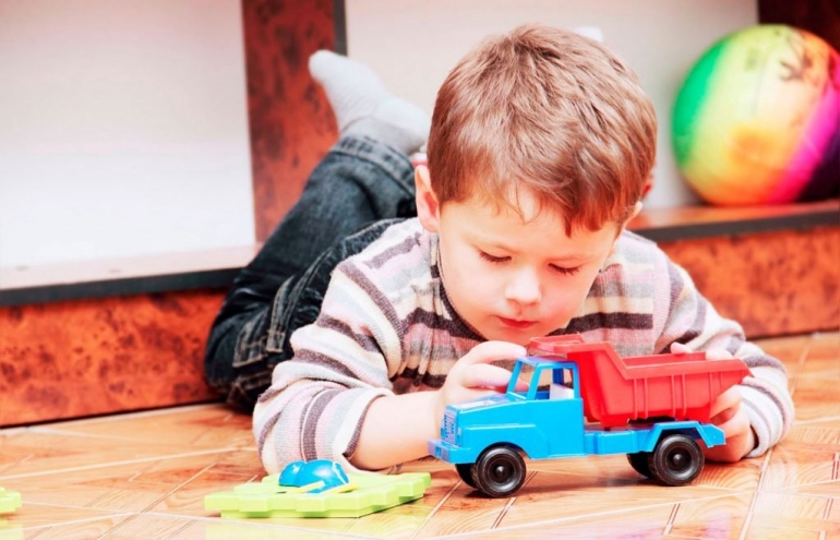 Как правильно подобрать игрушки для мальчиков?
