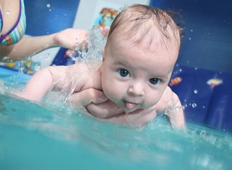 Новорожденный в бассейне - лечебное плавание