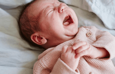 Плачущий новорожденный