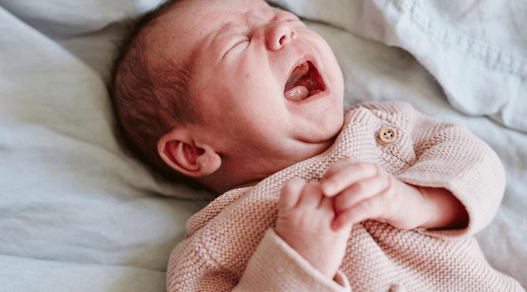Плачущий новорожденный