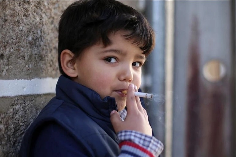 Ребенок курит, курящий подросток