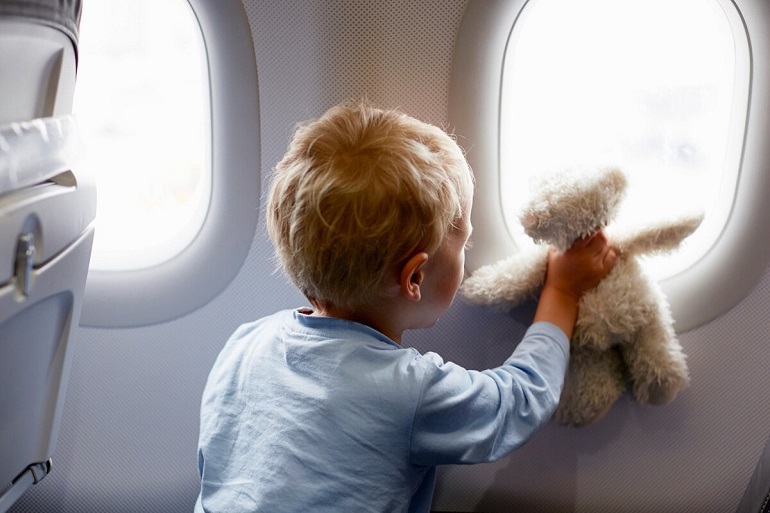 Ребенок и самолет